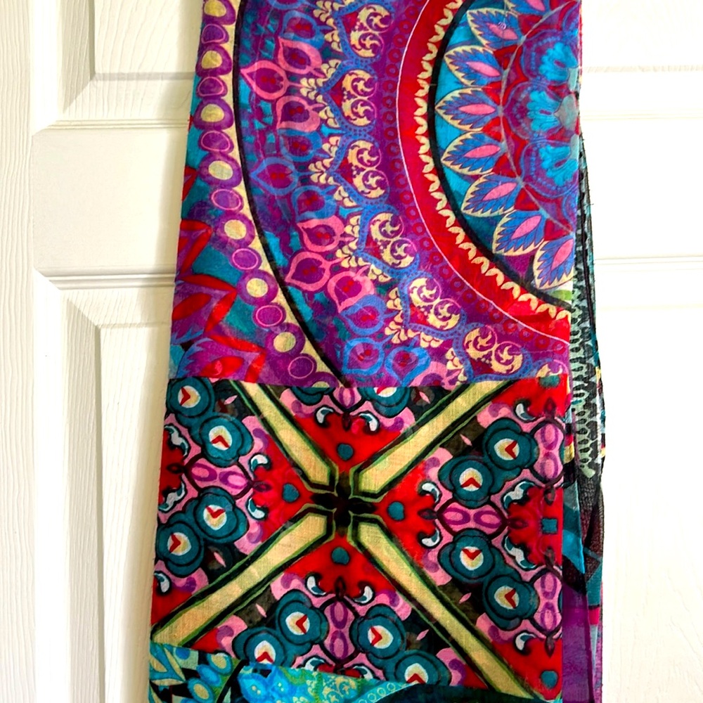 Desigual scarf in very good condition, it is very colourful.
